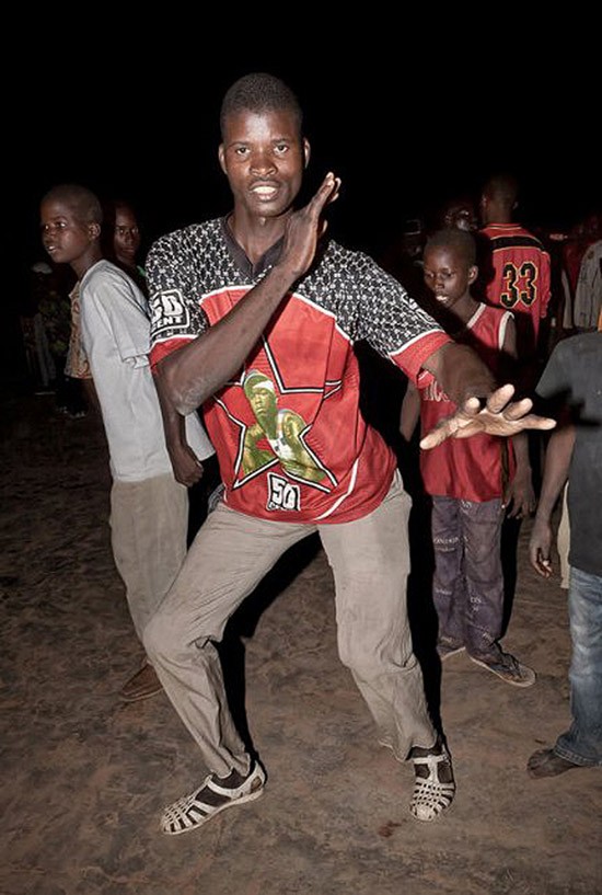 Фотография: Мы хотим танцевать: Как выглядит сельская дискотека в Африке №6 - BigPicture.ru