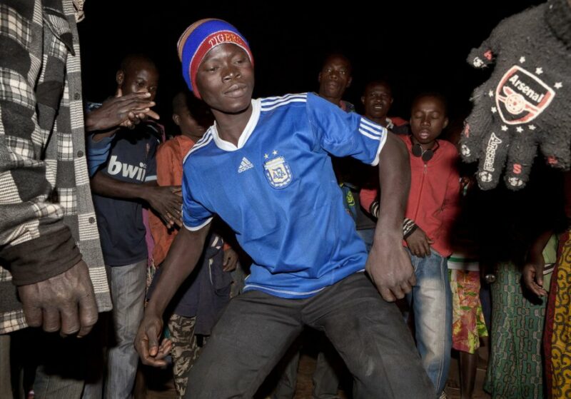Фотография: Мы хотим танцевать: Как выглядит сельская дискотека в Африке №1 - BigPicture.ru