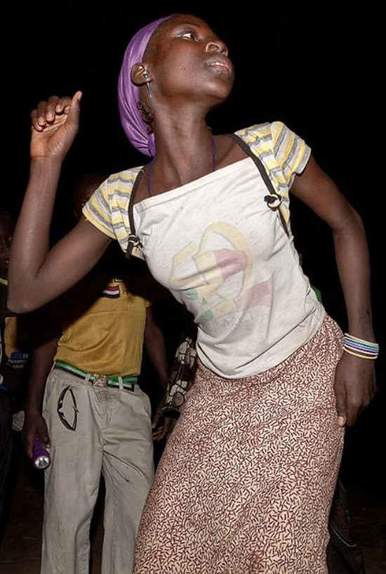 Фотография: Мы хотим танцевать: Как выглядит сельская дискотека в Африке №10 - BigPicture.ru