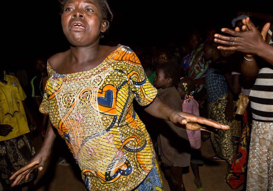 Фотография: Мы хотим танцевать: Как выглядит сельская дискотека в Африке №17 - BigPicture.ru