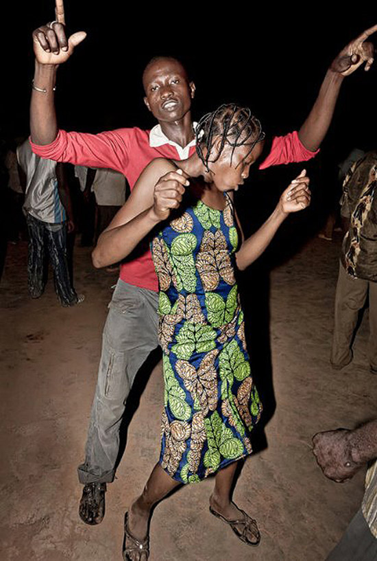 Фотография: Мы хотим танцевать: Как выглядит сельская дискотека в Африке №19 - BigPicture.ru