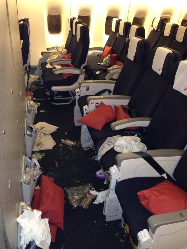 Фотография: Бывшая стюардесса выкладывает фотографии самых отвратительных пассажиров самолетов №4 - BigPicture.ru