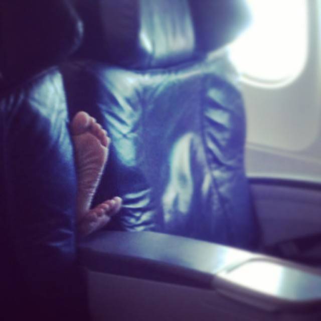 Фотография: Бывшая стюардесса выкладывает фотографии самых отвратительных пассажиров самолетов №7 - BigPicture.ru