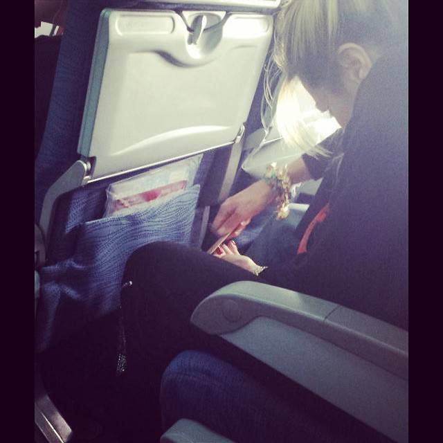 Фотография: Бывшая стюардесса выкладывает фотографии самых отвратительных пассажиров самолетов №8 - BigPicture.ru