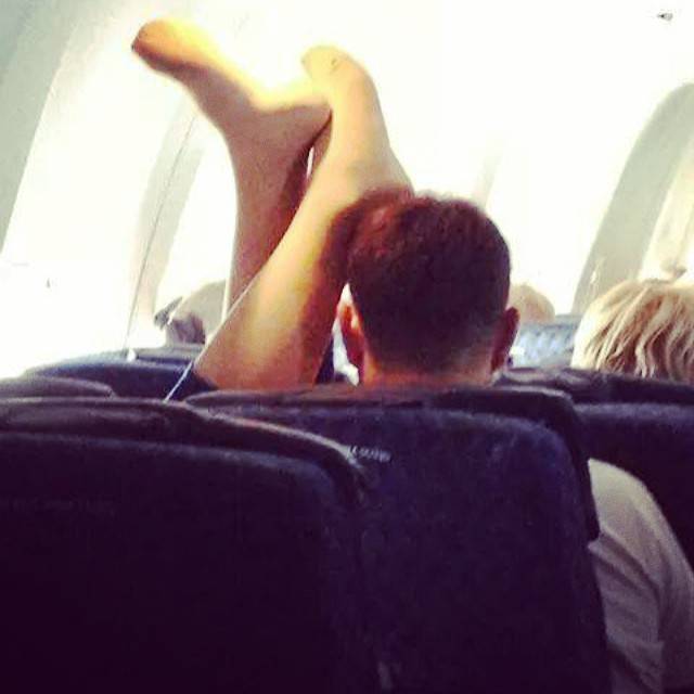 Фотография: Бывшая стюардесса выкладывает фотографии самых отвратительных пассажиров самолетов №10 - BigPicture.ru
