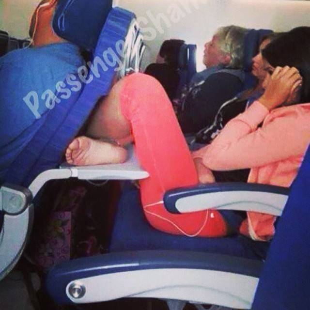 Фотография: Бывшая стюардесса выкладывает фотографии самых отвратительных пассажиров самолетов №21 - BigPicture.ru