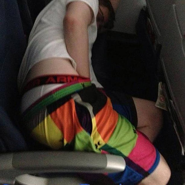 Фотография: Бывшая стюардесса выкладывает фотографии самых отвратительных пассажиров самолетов №26 - BigPicture.ru