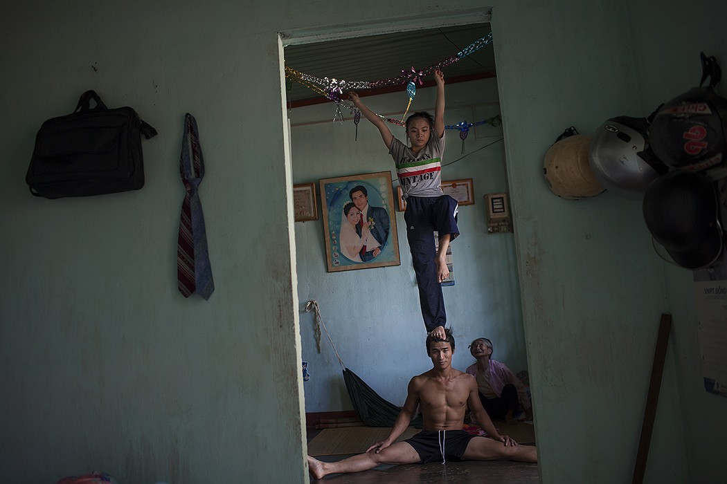 Фотография: Быть в образе: тяжелые будни вьетнамских циркачей №3 - BigPicture.ru