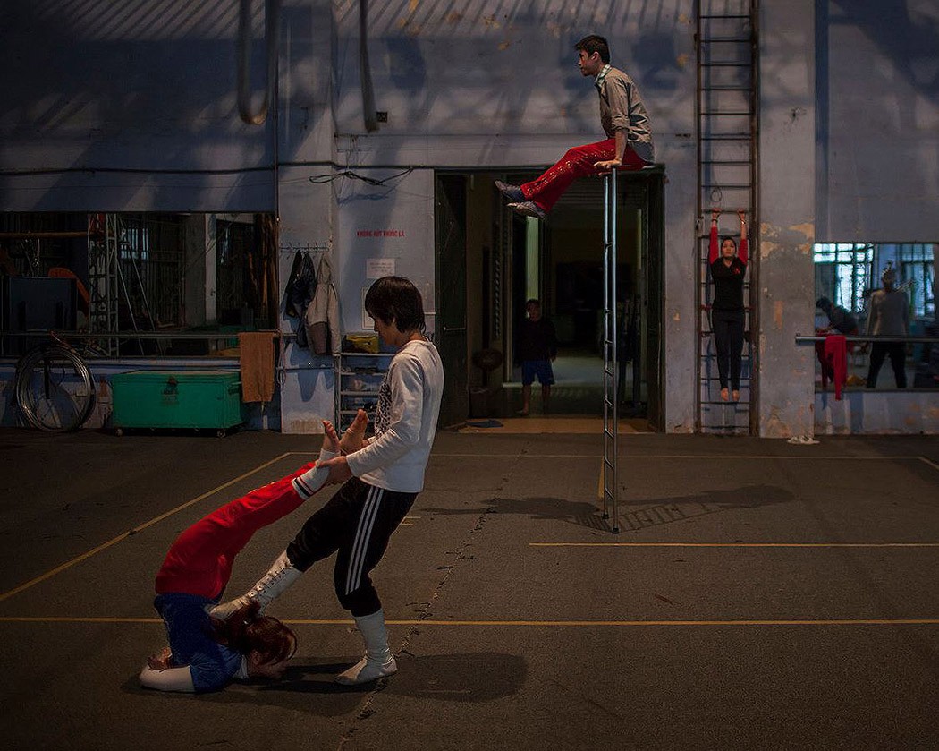 Фотография: Быть в образе: тяжелые будни вьетнамских циркачей №9 - BigPicture.ru
