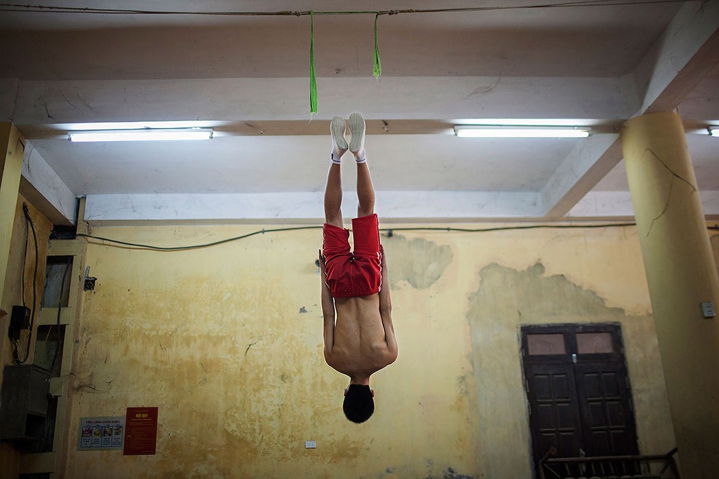 Фотография: Быть в образе: тяжелые будни вьетнамских циркачей №10 - BigPicture.ru