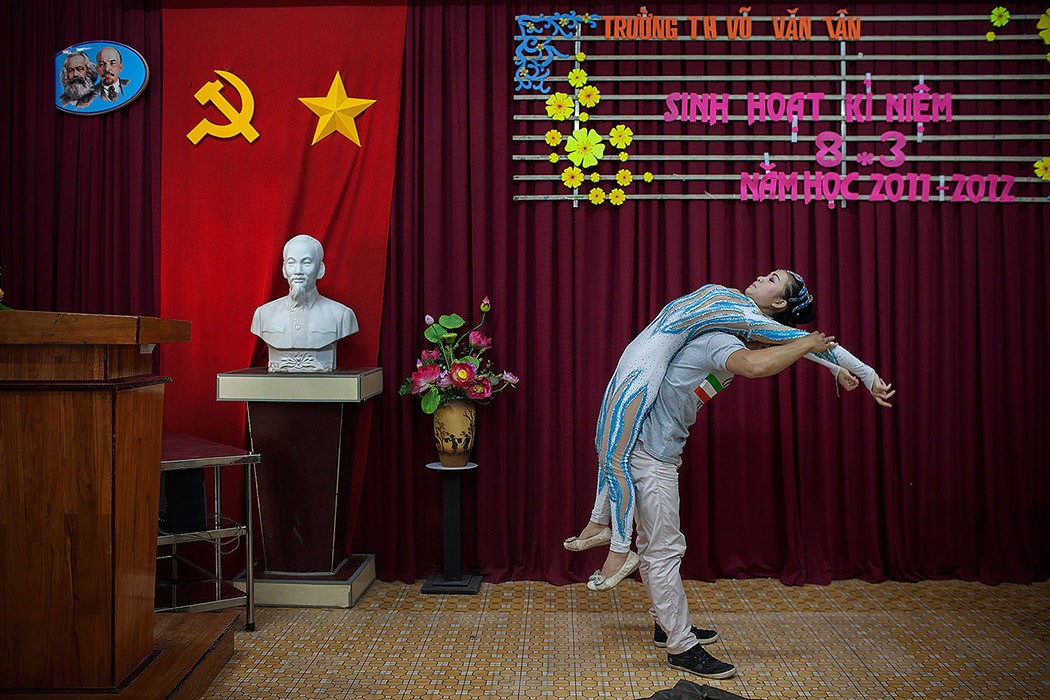 Фотография: Быть в образе: тяжелые будни вьетнамских циркачей №12 - BigPicture.ru