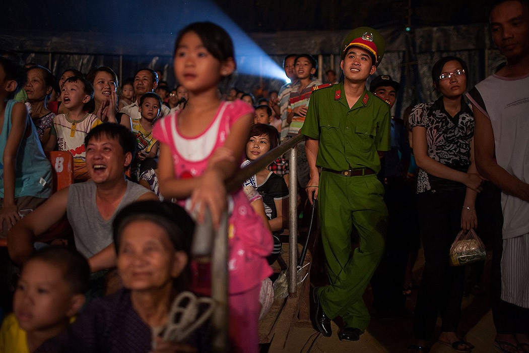 Фотография: Быть в образе: тяжелые будни вьетнамских циркачей №14 - BigPicture.ru