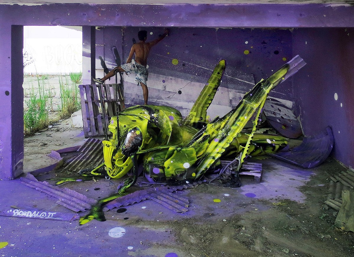 Фотография: Потрясающий стрит-арт в виде животных, сделанных целиком из мусора №4 - BigPicture.ru