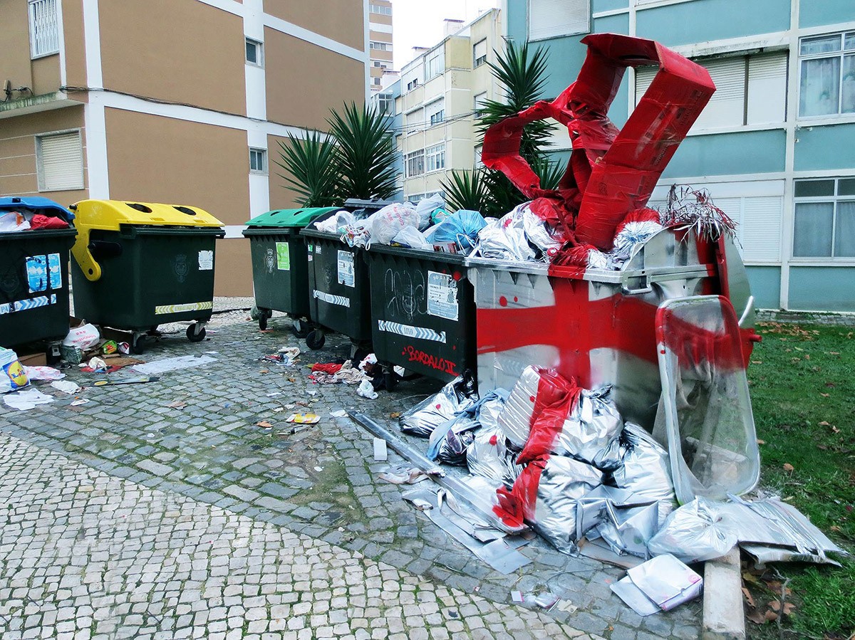 Фотография: Потрясающий стрит-арт в виде животных, сделанных целиком из мусора №8 - BigPicture.ru
