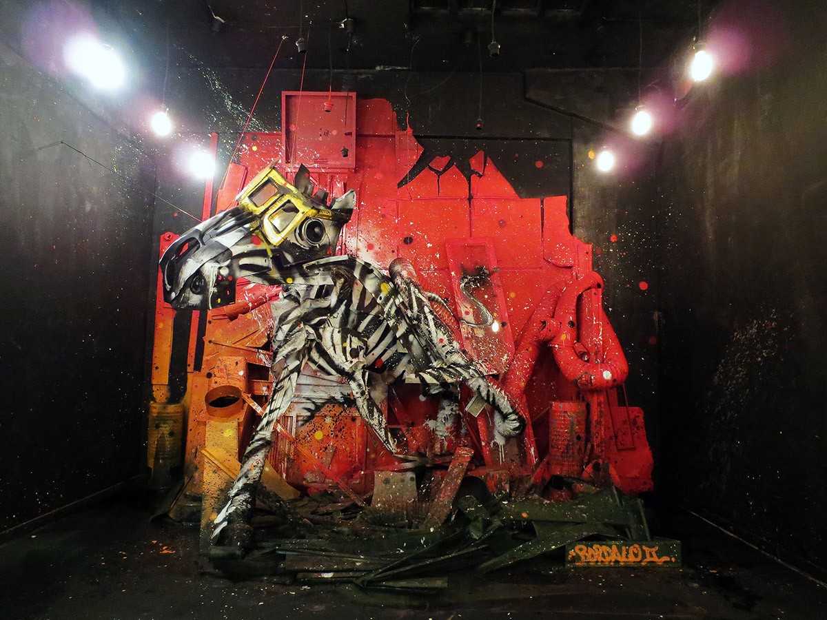 Фотография: Потрясающий стрит-арт в виде животных, сделанных целиком из мусора №14 - BigPicture.ru