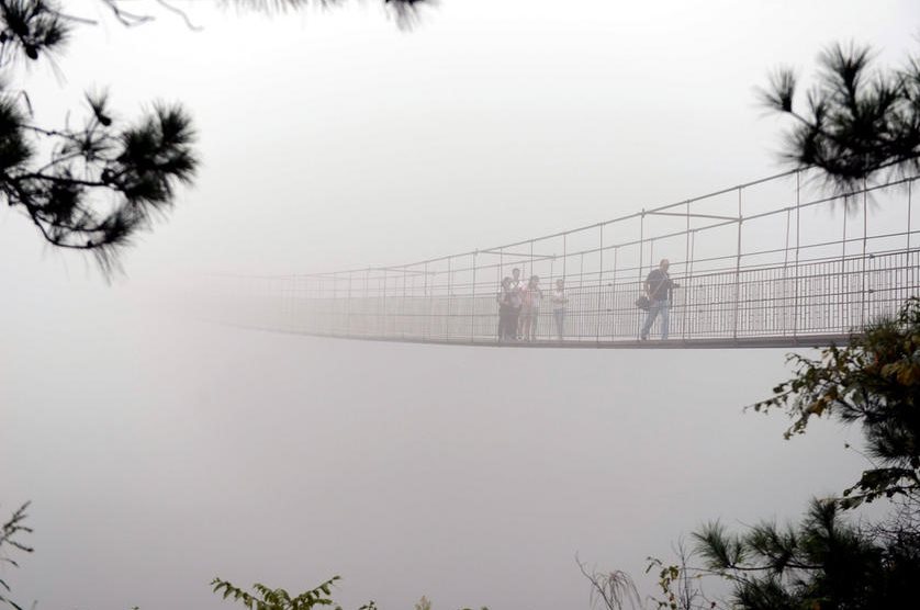 Фотография: Стеклянный мост для любителей острых ощущений №7 - BigPicture.ru