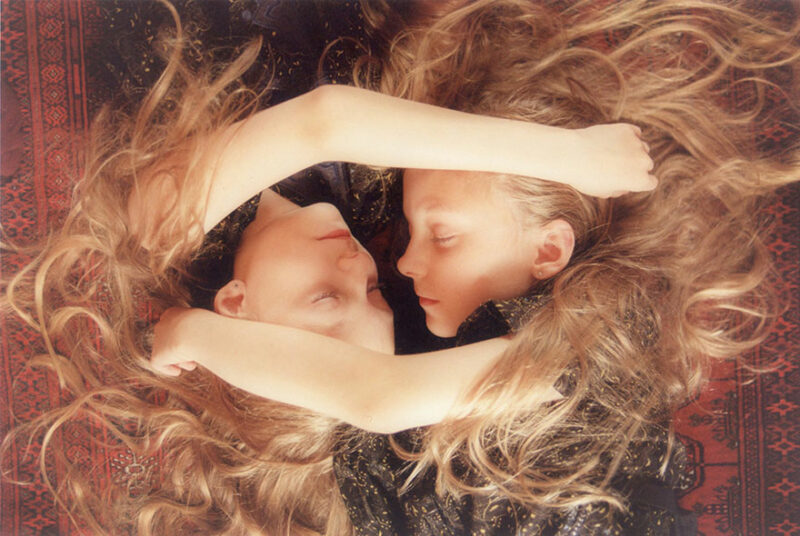 Фотография: Исландские девочки-близнецы, которые видят одинаковые сны №3 - BigPicture.ru