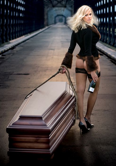 Фотография: Необычная реклама гробов: Эротический календарь компании LINDNER №13 - BigPicture.ru