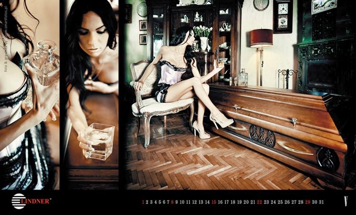Фотография: Необычная реклама гробов: Эротический календарь компании LINDNER №18 - BigPicture.ru