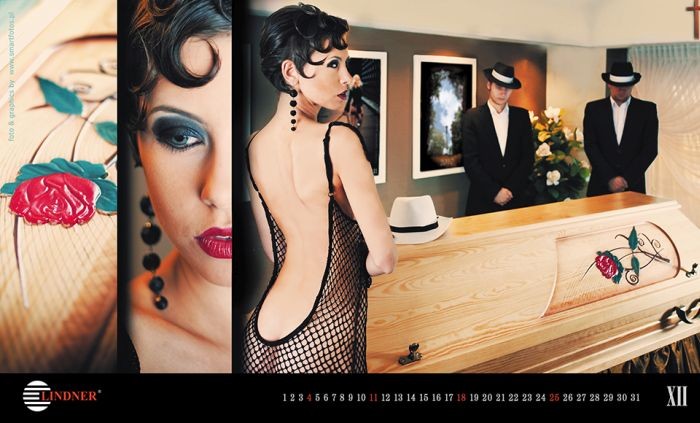 Фотография: Необычная реклама гробов: Эротический календарь компании LINDNER №20 - BigPicture.ru