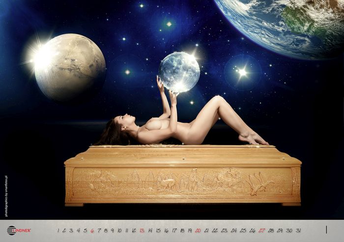 Фотография: Необычная реклама гробов: Эротический календарь компании LINDNER №38 - BigPicture.ru