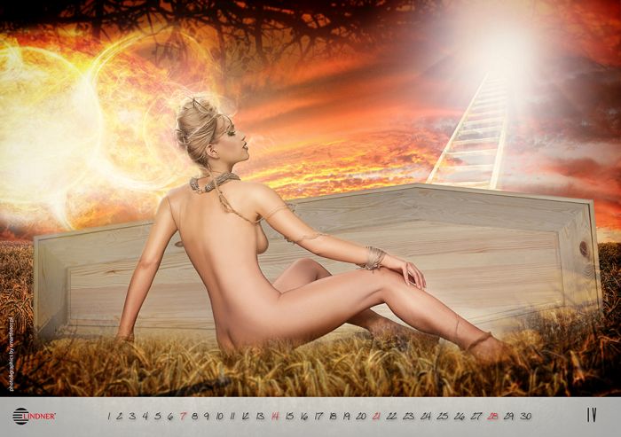 Фотография: Необычная реклама гробов: Эротический календарь компании LINDNER №41 - BigPicture.ru