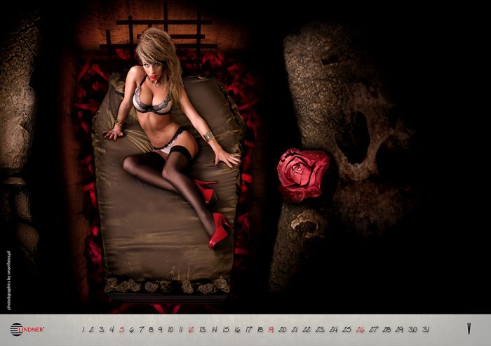 Фотография: Необычная реклама гробов: Эротический календарь компании LINDNER №42 - BigPicture.ru