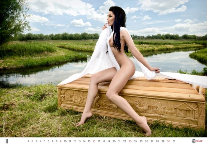 Фотография: Необычная реклама гробов: Эротический календарь компании LINDNER №52 - BigPicture.ru