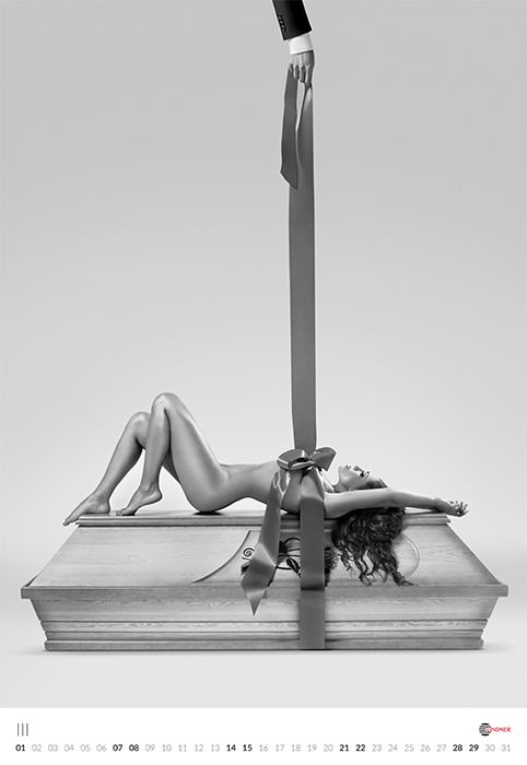 Фотография: Необычная реклама гробов: Эротический календарь компании LINDNER №62 - BigPicture.ru