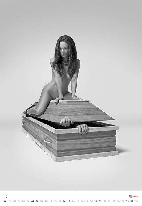 Фотография: Необычная реклама гробов: Эротический календарь компании LINDNER №67 - BigPicture.ru