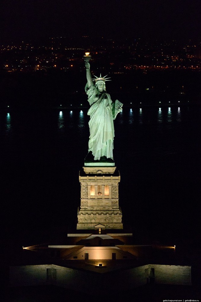8. Богиня свободы держит факел в правой руке и скрижаль в левой. Надпись на скрижали гласит «англ. JULY IV MDCCLXXVI» (4 июля 1776), эта дата является днем принятия Декларации независимости США.