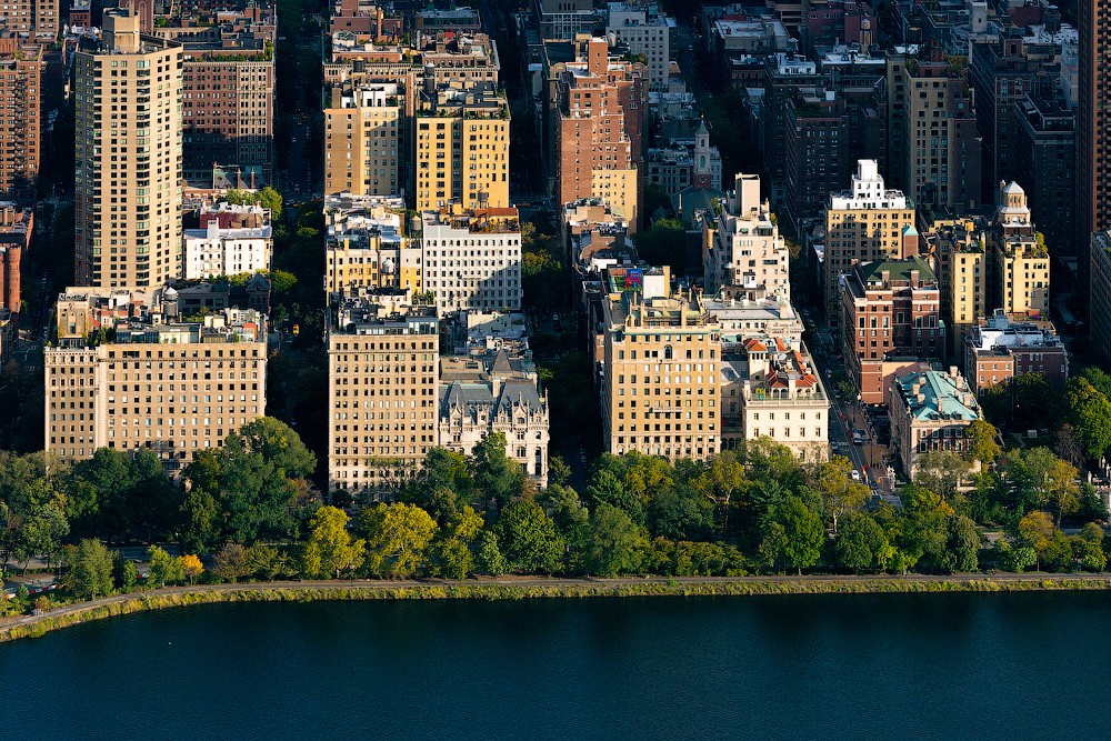 77. На улицах вокруг Центрального парка самые дорогие дома в Нью-Йорке. Некоторые квартиры здесь стоят по 20–30 млн долларов, при этом приобрести их не так просто. Даже если свободная квартира появится на рынке, не факт, что местные консервативные советы жильцов одобрят вашу кандидатуру.