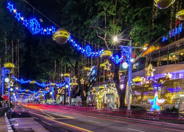 Ochard Road: Как выглядит самая известная улица Сингапура перед Рождеством и Новым годом