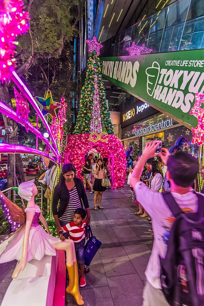 Фотография: Ochard Road: Как выглядит самая известная улица Сингапура перед Рождеством и Новым годом №20 - BigPicture.ru