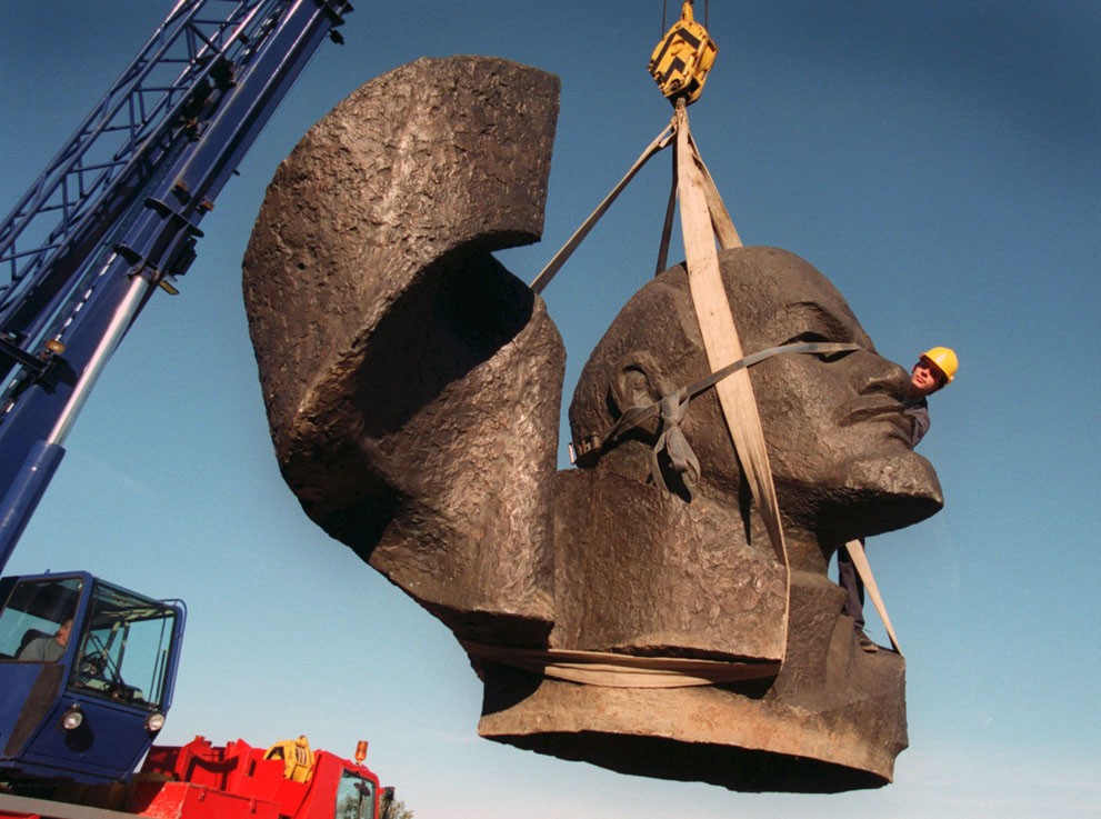 Фотография: Памятники Владимиру Ленину по всему миру №34 - BigPicture.ru