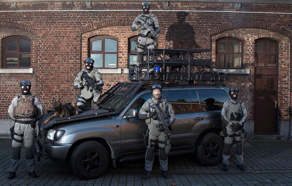 Фотография: Применение оружия полицией в разных странах №2 - BigPicture.ru
