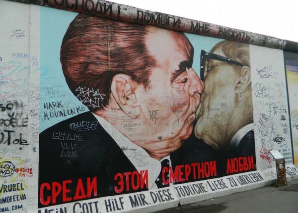 Рисунки, сохранившиеся на Берлинской стене до сих пор