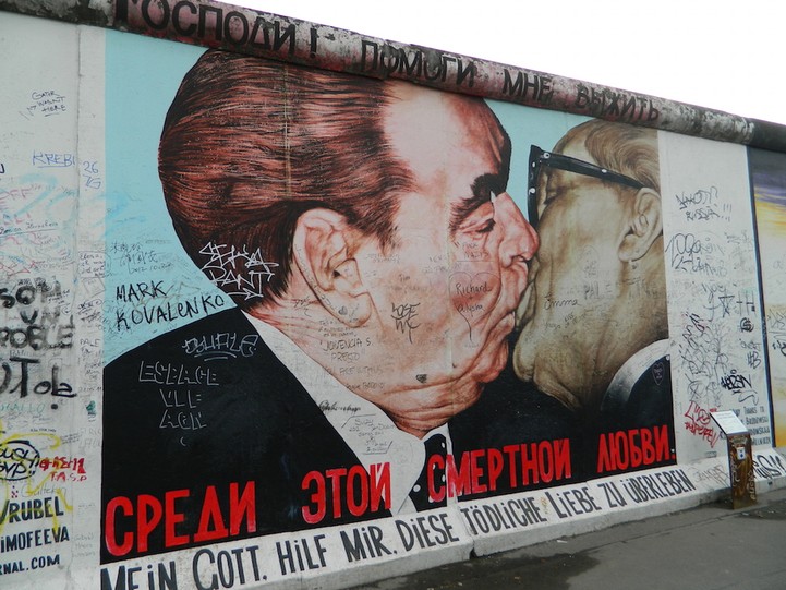 Фотография: Рисунки, сохранившиеся на Берлинской стене до сих пор №1 - BigPicture.ru
