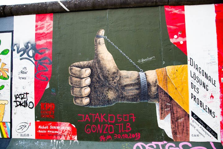 Фотография: Рисунки, сохранившиеся на Берлинской стене до сих пор №18 - BigPicture.ru
