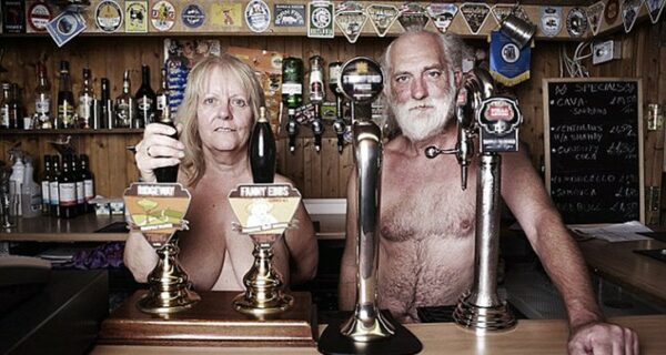 Как живет британская деревня нудистов