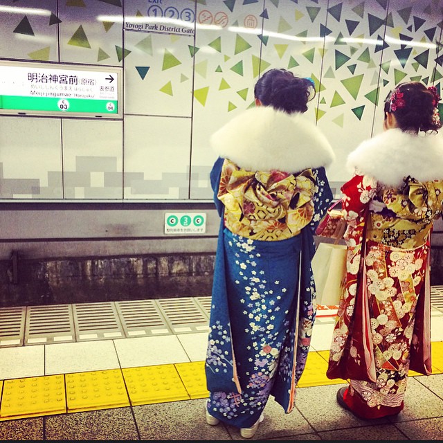 Фотография: А девочка созрела: как 20-летние японцы празднуют свое совершеннолетие №3 - BigPicture.ru
