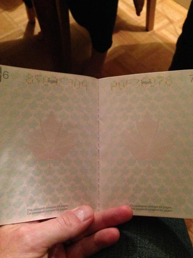 Фотография: Новый паспорт гражданина Канады в свете ультрафиолета №2 - BigPicture.ru