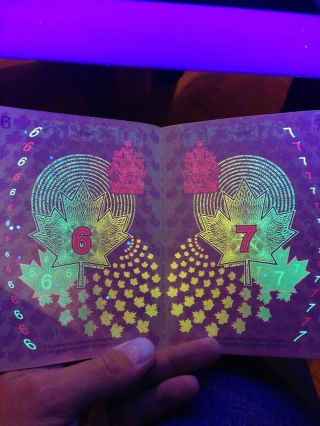 Фотография: Новый паспорт гражданина Канады в свете ультрафиолета №3 - BigPicture.ru