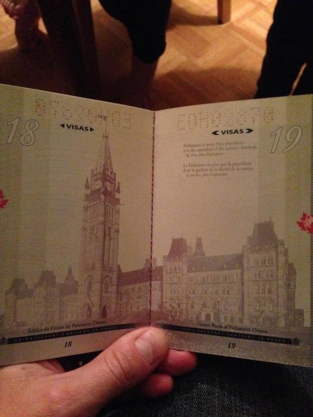 Фотография: Новый паспорт гражданина Канады в свете ультрафиолета №4 - BigPicture.ru