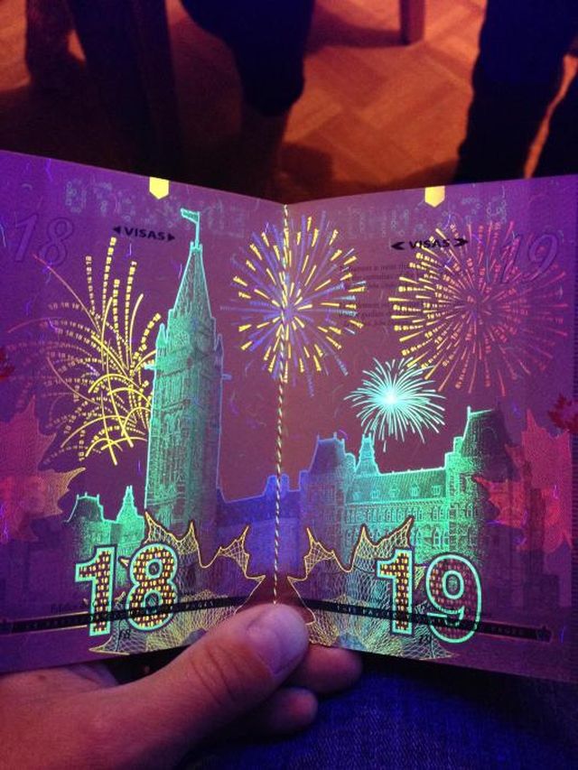Фотография: Новый паспорт гражданина Канады в свете ультрафиолета №5 - BigPicture.ru