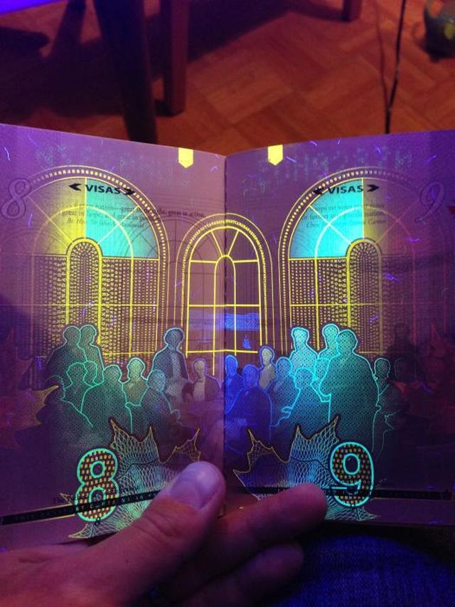 Фотография: Новый паспорт гражданина Канады в свете ультрафиолета №9 - BigPicture.ru