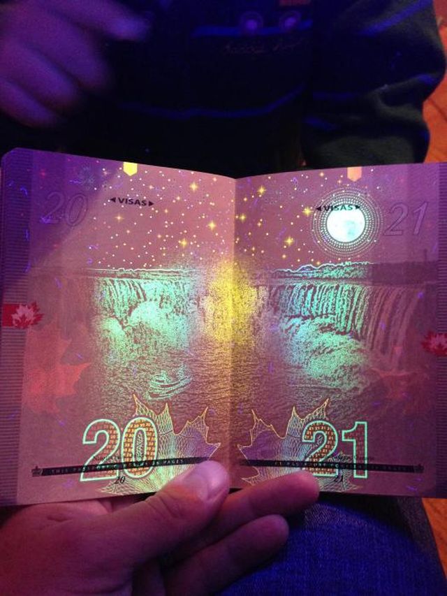Фотография: Новый паспорт гражданина Канады в свете ультрафиолета №13 - BigPicture.ru