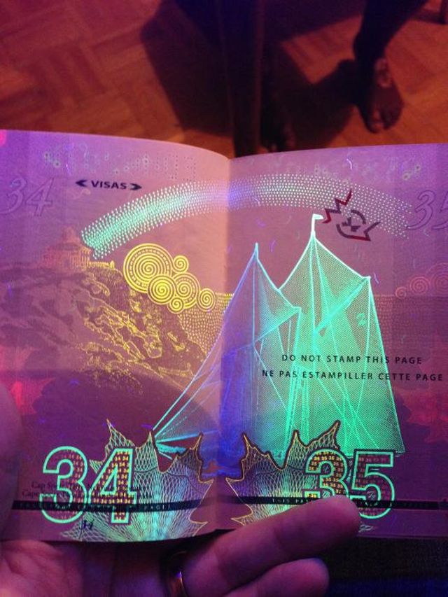 Фотография: Новый паспорт гражданина Канады в свете ультрафиолета №17 - BigPicture.ru
