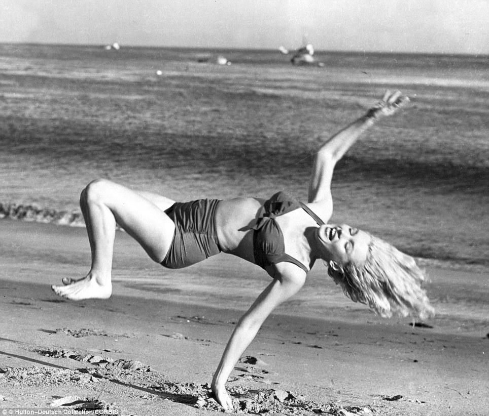 Фотография: Жизнь на пляже: звезды золотой эпохи Голливуда в черно-белом альбоме гламурных фото с пляжа №2 - BigPicture.ru