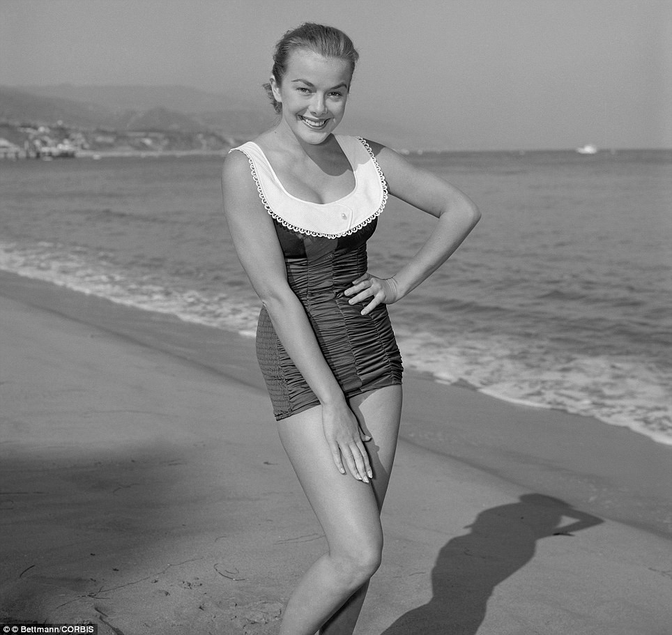 Фотография: Жизнь на пляже: звезды золотой эпохи Голливуда в черно-белом альбоме гламурных фото с пляжа №4 - BigPicture.ru